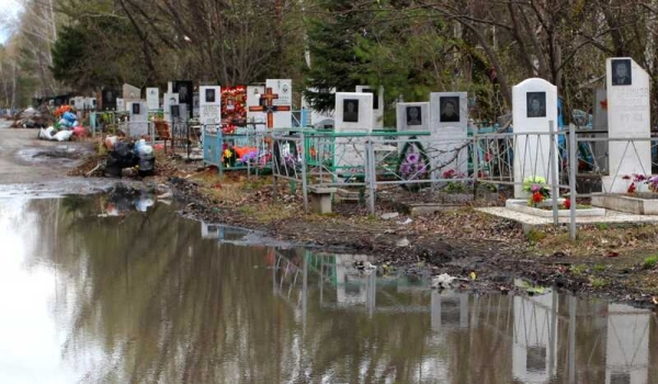 В Казахстане наводнение разрушает кладбища